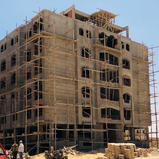 عمارة سكنية أثناء تنفيذ الهيكل الخرساني والمباني بالسقالات
