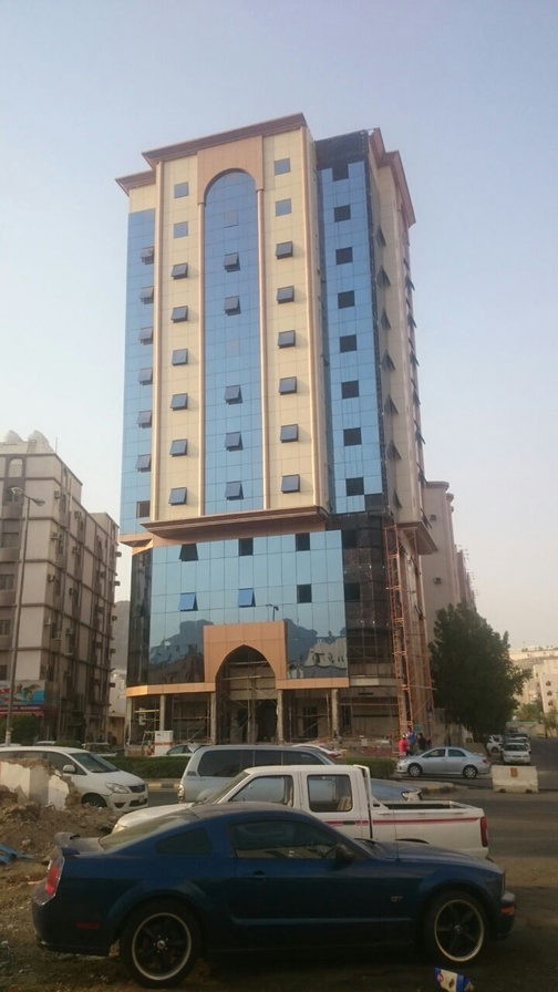 برج بواجهة زجاجية
