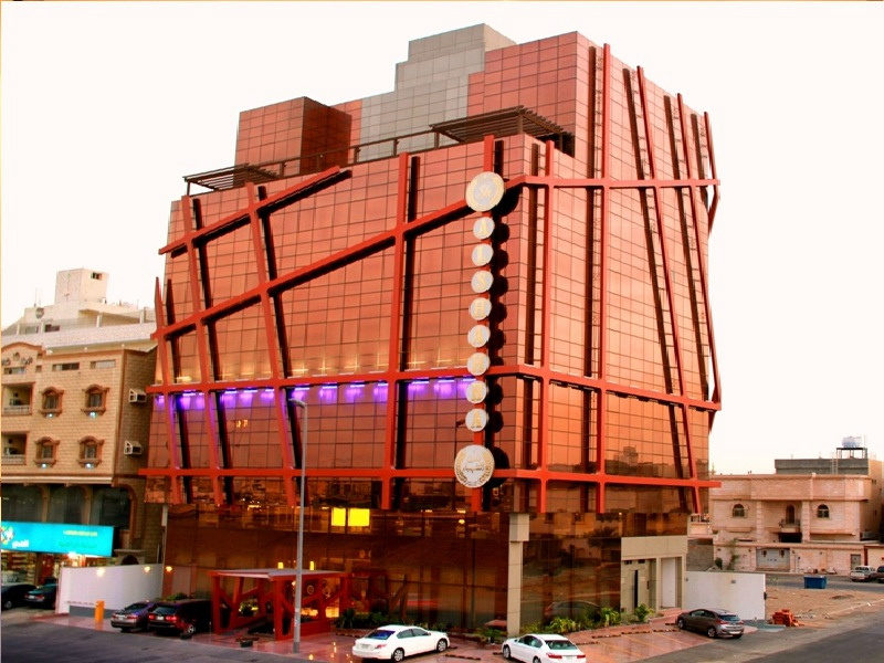 مبنى تجاري بواجهة معدنية
