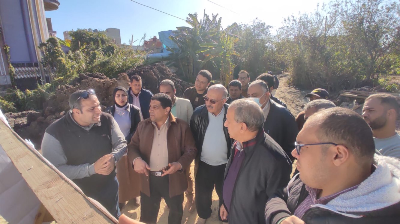 وفد الجهات المشرفة أثناء جولة بموقع تنفيذ الشبكات