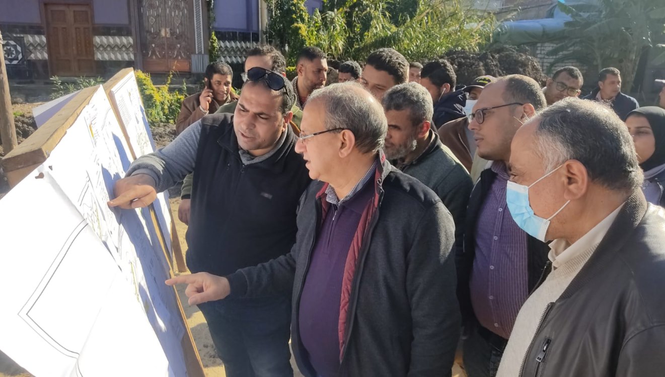 مراجعة اللوحات التنفيذية للمشروع أثناء الزيارة